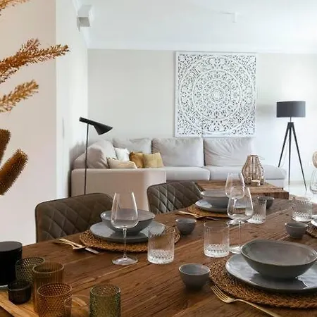 First Line Beautiful And Bright * 马尔韦利亚