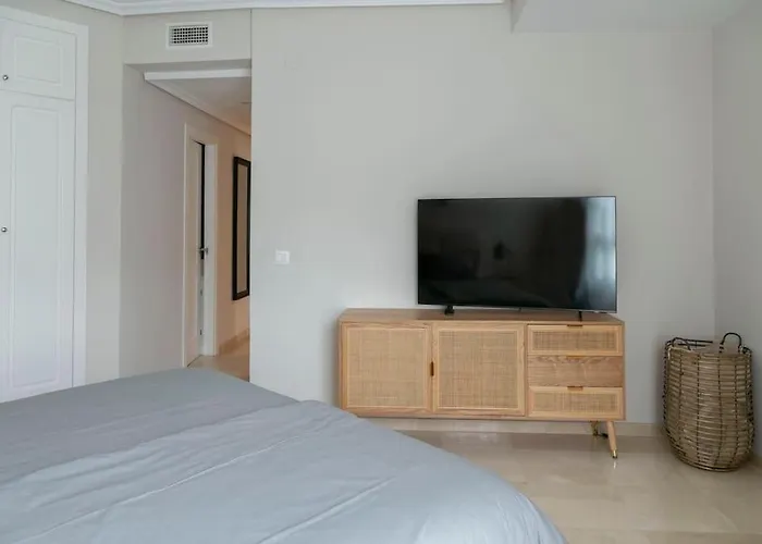 First Line Beautiful And Bright شقة ماربيا