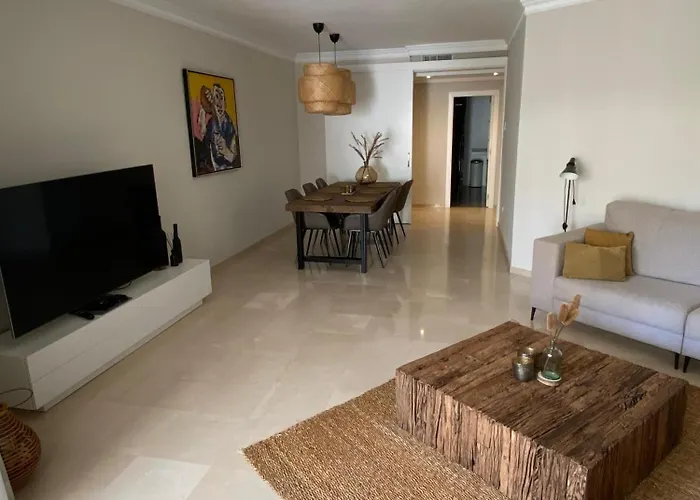 First Line Beautiful And Bright شقة ماربيا